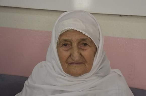 <p>98 yıl önce İspanyol gribine yakalanıp atlatan ve 102 yaşındayken de Kovide yakalanıp 14 günlük tedavisinin ardından sağlığına kavuşan Emine Nine, <em><strong>"Rabbim'e şükürler olsun ki yürüyerek oyumu kullanmaya geldim. Gönlüm hangi partiden yanaysa ona oy kullandım. Gönlüm hangi tarafı istiyorsa ona duacıyım" </strong></em>dedi.</p>
