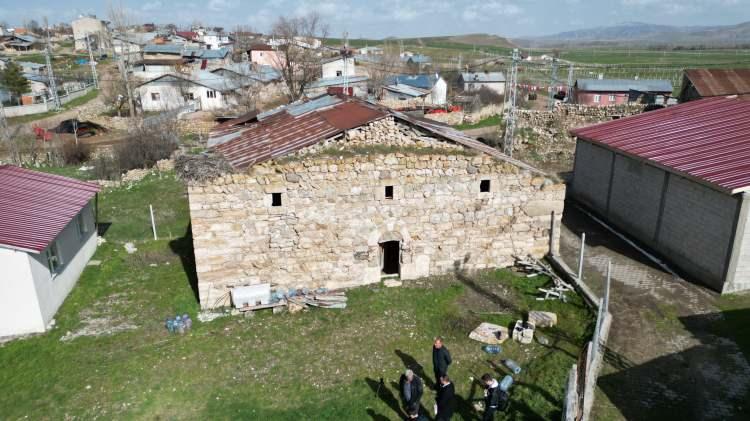<p>"Kilisemiz 19'uncu yüzyılda yapıldığını tahmin etmekteyiz. Burada önceden 3 bine yakın Ermeni yaşıyormuş. </p>
