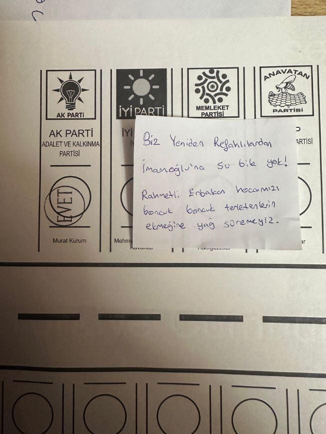 <p>Yeniden Refah Partili bir vatandaş İstanbul Büyükşehir Belediye Başkanlığı seçimlerinde tercihini Cumhur İttifakı'nın adayı Murat Kurum'dan yana kullanarak şu notu yazdı;</p>

<p>“Rahmetli Erbakan hocamızı boncuk boncuk terletenlerin ekmeğine yağ süremeyiz.”</p>

<p> </p>
