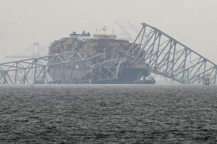 <p>Köprü Singapur bandıralı bir yük gemisinin çarpması ile yıkılmıştı. Köprü üzerinde yol bakım çalışması yapan 6 işçi hayatını kaybetmişti. </p>