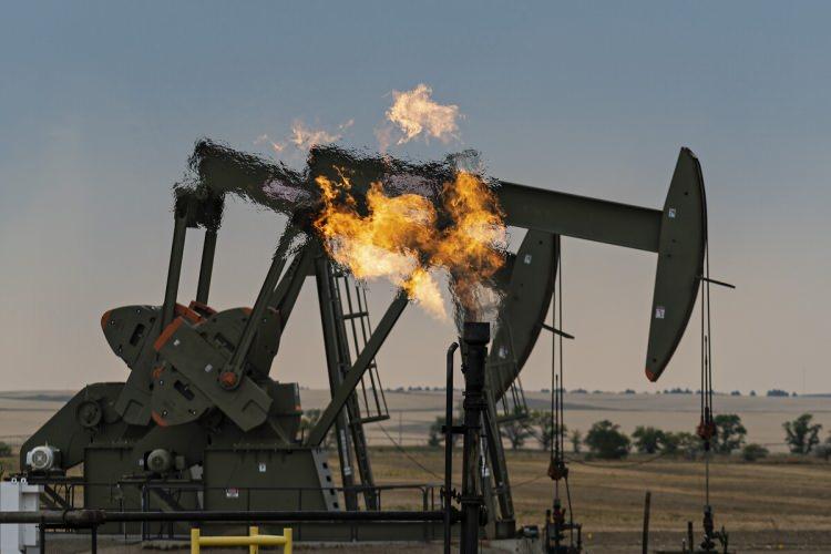 <p>1954'ten bu yana üretim yapılan Ahvaz petrol sahası, devlete ait İran Ulusal Petrol Şirketine bağlı Karun Petrol ve Gaz İşletme Şirketi tarafından işletiliyor. Ahvaz petrol sahasından şu an günlük 800 bin varil petrol çıkarılıyor.</p>