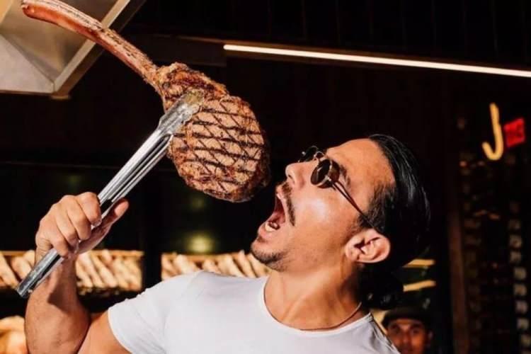 <p><strong>Öte yandan birkaç hafta önce Nusr-Et Steakhouse’un ABD'deki ayak izinde değişiklikler yapacağına dair bir açıklama yapıldı. Açıklamaya göre Nusr-et; Miami ve Las Vegas'taki lokasyonlarına yatırım yapmayı ve yenilemeyi, Beverly Hills ve Dallas'taki operasyonlarına devam etmeyi, Boston'daki lokasyonunu ise kapatmayı planlıyor.</strong></p>
<p> </p>