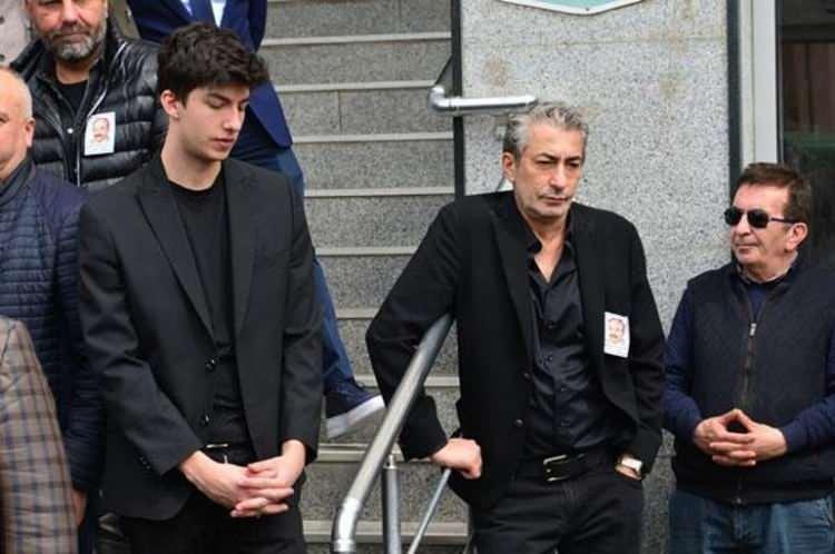 <p><strong>Babasının vefat haberiyle sarsılan Erkan Petekkaya, dün cenaze töreninde babasını defnetti. Birçok ünlü ismin katıldığı cenaze töreninde korkunç bir olay yaşandı. Cenaze törenine gelen ünlü oyuncu Saruhan Hünal, aracıyla bir vatandaşa çarptı.</strong></p>
