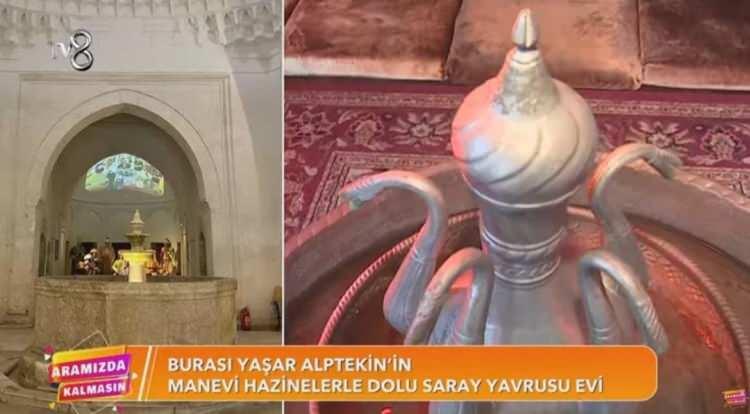 <p>Yaşar Alptekin'in salonunun duvarlarının bir kısmı ise kitaplarla dolu.</p>
<p> </p>