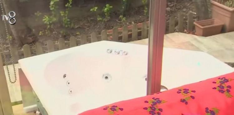 <p>Eski mankenin banyosu da hamam stili olarak dizayn edilmiş. Yaşar Alptekin konuşmasında "Evin 2 katı benim 2 katı hanımın" dedi.</p>
<p> </p>