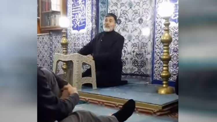 <p>İslamiyet'e yöneldikten sonra değişimiyle dikkat çeken eski manken Yaşar Alptekin, camide vaaz verdiği anları sosyal medya hesabında yayınlayınca gündeme gelmişti.</p>

<p> </p>
