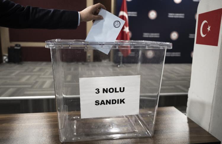 <p>- Hiçbir yerine "evet" ya da "tercih" mührü basılmamış oy pusulaları.</p>