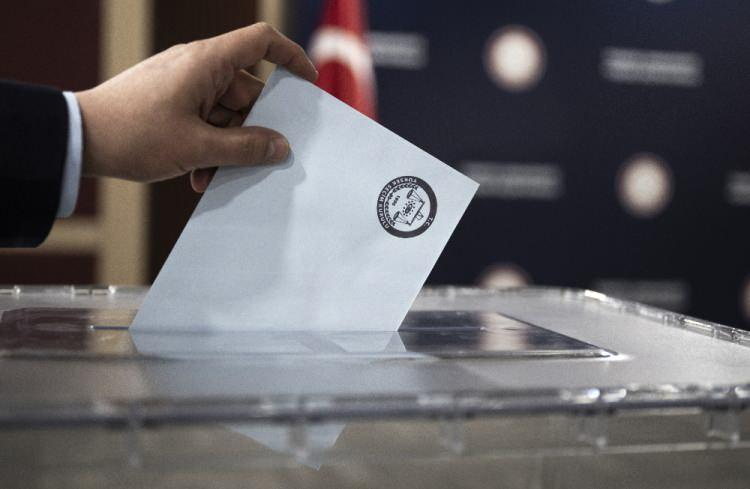 <p><strong>- Siyasi partilere veya bağımsız adaylara ayrılan alanlardan birden fazlasına mühür basılmış oy pusulaları.</strong></p>
<p> </p>