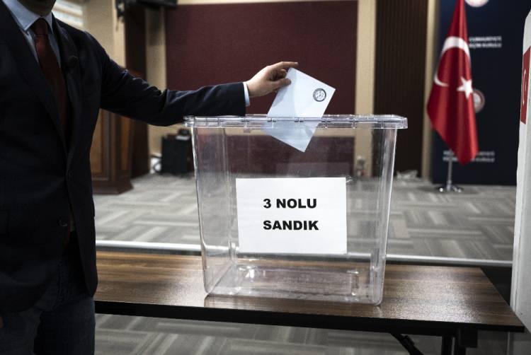 <p>- Birden fazla siyasi partiye veya bağımsız adaya ayrılan alana taşmış "tercih" veya "evet" mührü basılan oy pusulaları.</p>