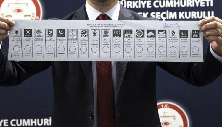 <p>- Bir siyasi parti veya bağımsız aday alanına basılan "tercih" veya "evet" mührünün alanları ayıran çizgili bölgeye taşmış olması.</p>

<p> </p>
