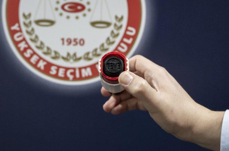 <p>- Herhangi bir şekilde pusulanın lekelenmiş olup da bunun özel olarak işaret koymak amacıyla yapıldığının anlaşılamaması.- Pusulanın katlanarak zarfa konulması sebebiyle "tercih" veya "evet" mührü veya arkasına basılan sandık kurulu mühür izinin oy pusulasının diğer kısımlarına geçmesi.</p>
<p> </p>