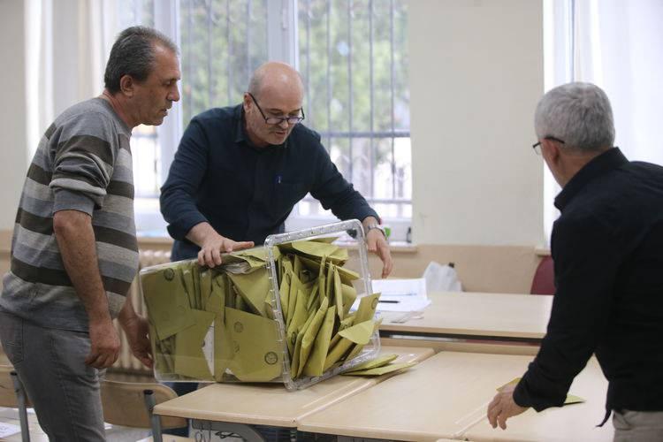 <p><strong>İFTAR MOLASI YOK</strong></p>
<p><br />
YSK tarafından, 31 Mart’ta yapılacak yerel seçimlerde oy sayımının kanun gereği ‘iftar saatinde mola verilmeden aralıksız yapılması’ kararı verildi. YSK Başkanı Ahmet Yener iftar molası ile ilgili şu açıklamayı yaptı: “1973 ve 2024 yılında seçimler ramazan ayına denk geldi. YSK seçim yasalarını uygulamakla yükümlü bir kurum. Seçimler bittikten sonra oy sayım işlemlerine aralıksız devam edilmesi gerektiği kararını aldı. Ramazan ayında oruçlu sandık görevlilerin herhangi bir zorlukla karşılaşacağı sonucu çıkarmamak gerekir. Biz inanıyoruz ki tüm siyasi partilerimiz sandık görevlilerinin bu konudaki ihtiyaçlarını giderecektir.”</p>
