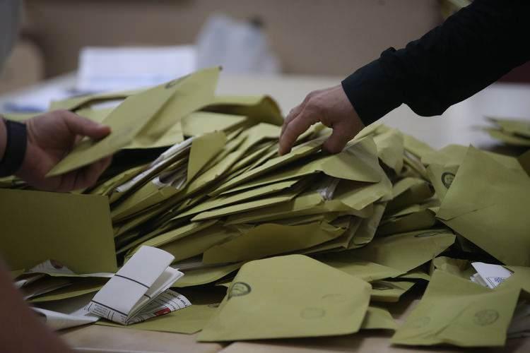<p>Türkiye 31 Mart 2024 Pazar günü yerel yöneticilerini seçmek için sandık başına gidecek. Milyonlarca seçmenin oy kullanacağı yerel seçim öncesi ADA Arıştırma İstanbul'un ilçeleri için yaptığı anket sonuçlarını paylaştı. </p>
