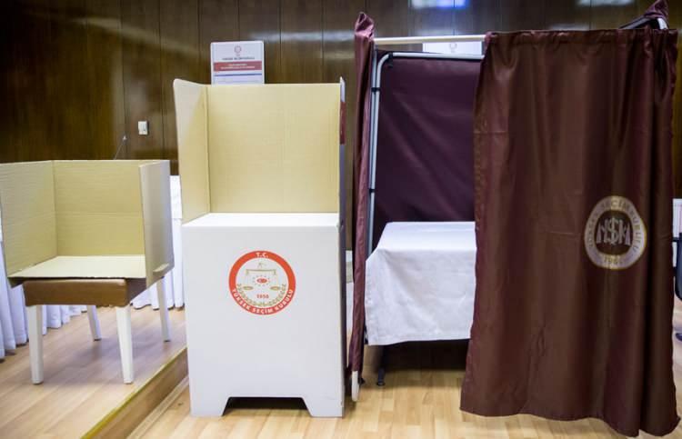 <p>"Adalet ve Kalkınma Partisi 1, İYİ Parti 2, SOL Parti 3, B&uuml;y&uuml;k Birlik Partisi 4, Memleket Partisi 5, Anavatan Partisi 6, Demokratik Sol Parti 7, Yeniden Refah Partisi 8, Halkların Eşitlik ve Demokrasi Partisi (DEM Parti) 9, T&uuml;rkiye Kom&uuml;nist Partisi 10, Anadolu Birliği Partisi 11, Zafer Partisi 12, Halkın Kurtuluş Partisi 13, T&uuml;rkiye Kom&uuml;nist Hareketi 14, Bağımsız T&uuml;rkiye Partisi 15, Gelecek Partisi 16, Yeni T&uuml;rkiye Partisi 17, CHP 18, Emek Partisi 19, H&Uuml;DA PAR 20, Hak ve &Ouml;zg&uuml;rl&uuml;kler Partisi 21, Ocak Partisi 22, Adalet Birlik Partisi 23, Demokrat Parti 24, G&uuml;&ccedil; Birliği Partisi 25, Millet Partisi 26, Milli Yol Partisi 27, Adalet Partisi 28, Aydınlık Demokrasi Partisi 29, MHP 30, T&uuml;rkiye İş&ccedil;i Partisi 31, Demokrasi ve Atılım Partisi 32, Saadet Partisi 33, Vatan Partisi 34."</p>

<p>&nbsp;</p>
