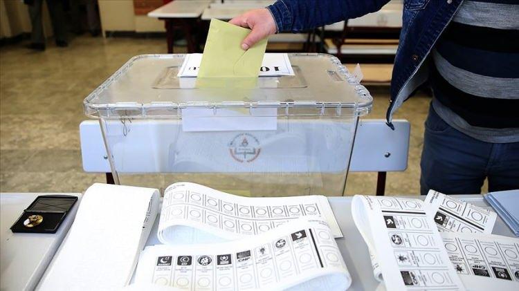 <p>SAKARYA</p>

<p>Sakarya B&uuml;y&uuml;kşehir Belediye Başkan adaylığı i&ccedil;in 25 parti adayı ile 1 bağımsız aday yarışacak.</p>

<p>Sakarya B&uuml;y&uuml;kşehir Belediye başkanlığı se&ccedil;imine katılan partiler: Adalet ve Kalkınma Partisi, İYİ Parti, SOL Parti, Memleket Partisi, Anavatan Partisi, Demokratik Sol Parti, Yeniden Refah Partisi, Halkların Eşitlik ve Demokrasi Partisi, T&uuml;rkiye Kom&uuml;nist Partisi, Zafer Partisi, Halkın Kurtuluş Partisi, T&uuml;rkiye Kom&uuml;nist Hareketi, Bağımsız T&uuml;rkiye Partisi, Yeni T&uuml;rkiye Partisi, Cumhuriyet Halk Partisi, Emek Partisi, H&uuml;r Dava Partisi, Hak ve &Ouml;zg&uuml;rl&uuml;kler Partisi, Demokrat Parti, Millet Partisi, Milli Yol Partisi, T&uuml;rkiye İş&ccedil;i Partisi, Demokrasi ve Atılım Partisi, Saadet Partisi, Vatan Partisi.</p>
