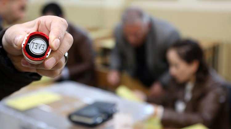 <p>VAN</p>

<p>Van B&uuml;y&uuml;kşehir Belediye Başkan adaylığı i&ccedil;in 21 siyasi parti adayı ile 1 bağımsız aday yarışacak.</p>

<p>Van B&uuml;y&uuml;kşehir Belediye başkanlığı se&ccedil;imine katılan partiler: Adalet ve Kalkınma Partisi, İYİ Parti, Memleket Partisi, Demokratik Sol Parti, Yeniden Refah Partisi, Halkların Eşitlik ve Demokrasi Partisi, T&uuml;rkiye Kom&uuml;nist Partisi, Zafer Partisi, Halkın Kurtuluş Partisi, T&uuml;rkiye Kom&uuml;nist Hareketi, Bağımsız T&uuml;rkiye Partisi, Yeni T&uuml;rkiye Partisi, Cumhuriyet Halk Partisi, H&uuml;r Dava Partisi, Hak ve &Ouml;zg&uuml;rl&uuml;kler Partisi, Demokrat Parti, Millet Partisi, Demokrasi ve Atılım Partisi, Saadet Partisi, Vatan Partisi.</p>

