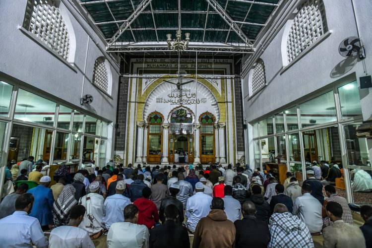 <p><strong>KENYA / 1</strong></p>

<p>Kenya'daki Müslümanlar, Kur'an-ı Kerim'in indirilmeye başlandığı ve 'bin aydan hayırlı' olarak kabul edilen Kadir Gecesi'ni idrak etmek için başkent Nairobi'deki Jamia Camisi'ne gelerek, namaz kılıp dua etti.</p>
