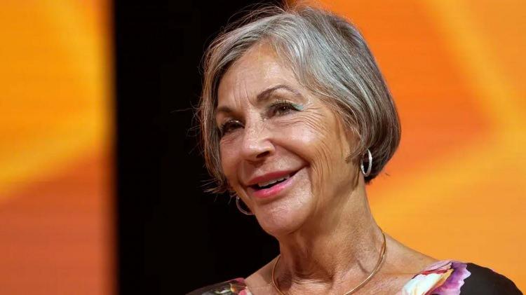 <p><span style="color:#FF0000"><strong>2- ALICE WALTON: 72,3 Milyar dolar</strong></span></p>

<p>Amerika'nın en zengin kadını olan Alice Walton, Walmart'ın büyük hissedarlarından birisi. Walton, ABD'nin perakende mağazacılık devi Walmart'ın hisse fiyatının son 12 ayda yüzde 34 artması nedeniyle bu yıl servetine 15,6 milyar dolar ekledi.</p>

<p> </p>
