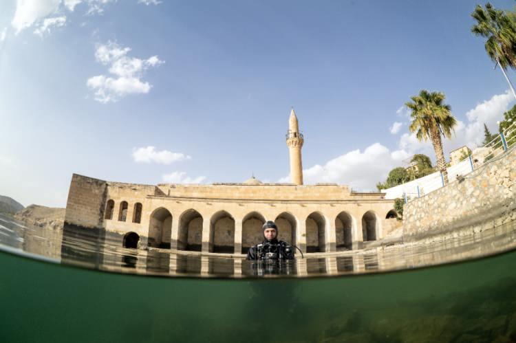 <p>Bir bölümü Fırat Nehri üzerine kurulan Birecik Barajı'nın suları altında kalan, sakin ve huzur veren özelliğiyle Cittaslow Uluslararası Koordinasyon Komitesinin 2013 yılında "sakin şehir" ağına dahil ettiği Halfeti, tarihi taş evleri ve doğal güzellikleriyle Güneydoğu'nun "saklı cenneti" olarak da nitelendiriliyor.</p>
