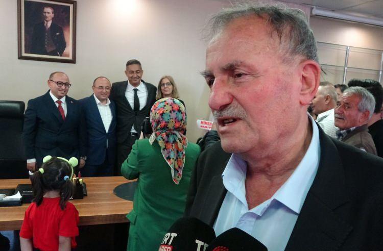 <p>Hafta sonunda yapılan yerel seçimlerde Mersin'in Erdemli ilçesinde belediye başkanlığını Cumhur İttifakı'nın MHP'li adayı evli ve 2 çocuk babası 40 yaşındaki Mustafa Kara, yüzde 42'den fazla oy alarak kazandı. Seçimin ardından Erdemli'nin yeni belediye başkanı Kara mazbatasını aldı. </p>
