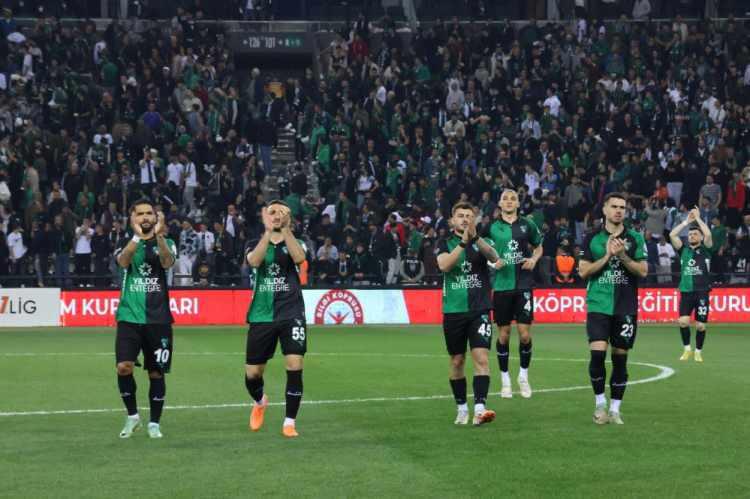 <p><strong>Kocaelispor 83'ten sonra döndü</strong><br />
<br />
<br />
Mücadelenin 82 dakikasında Göztepe karşısında 2-0 geride olan Kocaelispor, 83, 90 ve 90+9. dakikalarda üç kez penaltı kazandı. </p>
