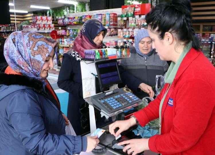 <p><strong>'42 ERKEK RAKİBİMİZLE MÜCADELEDEN ZAFERLE ÇIKTIK'</strong></p>
<p>Markete gelen kadınların yoğun talebi ile aday olduğunu anlatan Ateş, kadın dayanışması sayesinde seçimi kazandığını ifade etti. </p>