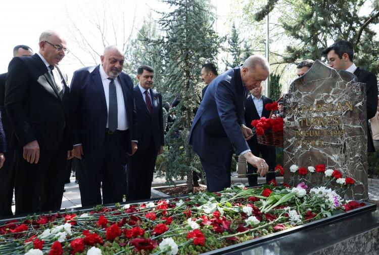 <p> Cumhurbaşkanı Recep Tayyip Erdoğan, vefatının 27. yılında MHP'nin Kurucu Genel Başkanı Alparslan Türkeş'in Beştepe'deki anıt mezarını ziyaret etti.</p>
