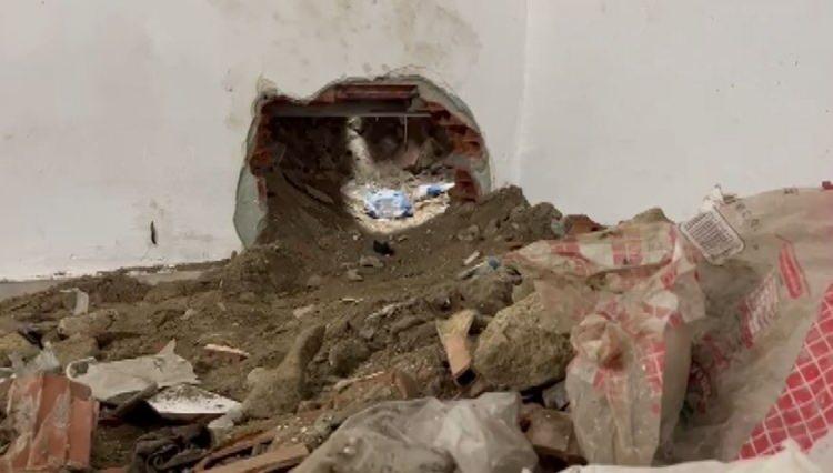 <p>Kasap dükkanının sahibi Saim Bayır, olayı anlatarak, "Cumartesi günü oldu. Arka tarafta dükkan var, dükkanın binasına giriyorlar. Benim arka tarafta bir balkon kısmım var, balkon kısmından giriyorlar, tekmeleyerek kırarak önce bu kısıma geliyorlar. Fayanslarımı kırıyorlar, sonra kasaya ulaşıyorlar. Mutfakta alçı hazırlıyorlar, alçıyı getirip betona sürüyorlar ve matkap ile delmeye çalışıyorlar. O esnada alarm çalıyor, alarm çalınca panikle kaçmaya çalışıyorlar, bütün malzemelerini bırakıp gidiyorlar. Saat 08.10 civarında dükkana girdik, camlarıma perdelik olarak çöp poşetlerini koymuşlar. Yapanlar bu işi iyi bilenler, dükkanımızı ve yan tarafı bilenler" dedi.</p>
<p> </p>
