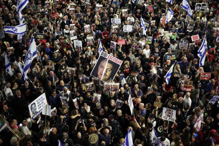 <p>İsrail’de yaklaşık 100 bin kişi, İsrail Başbakanı Binyamin Netanyahu ve hükümetinin Gazze Şeridi’ndeki politikasını protesto ederek istifa çağrısı yaptı.</p>
