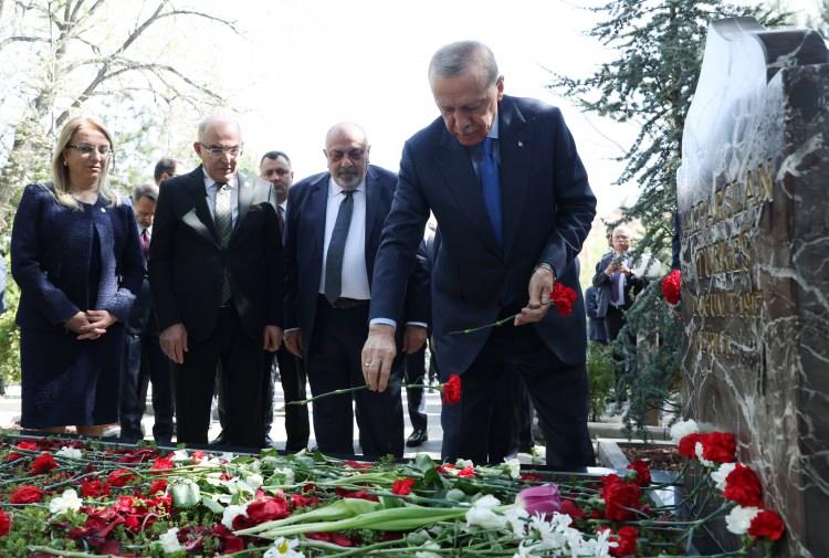 <p>Erdoğan, merhum Alparslan Türkeş'in oğlu, AK Parti Ankara Milletvekili Yıldırım Tuğrul Türkeş ile geldiği anıt mezarda dua okudu.</p>

