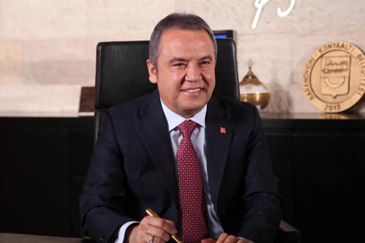 <p>Muhittin Böcek’in (Antalya) mesleği ‘siyaset bilimci’, </p>