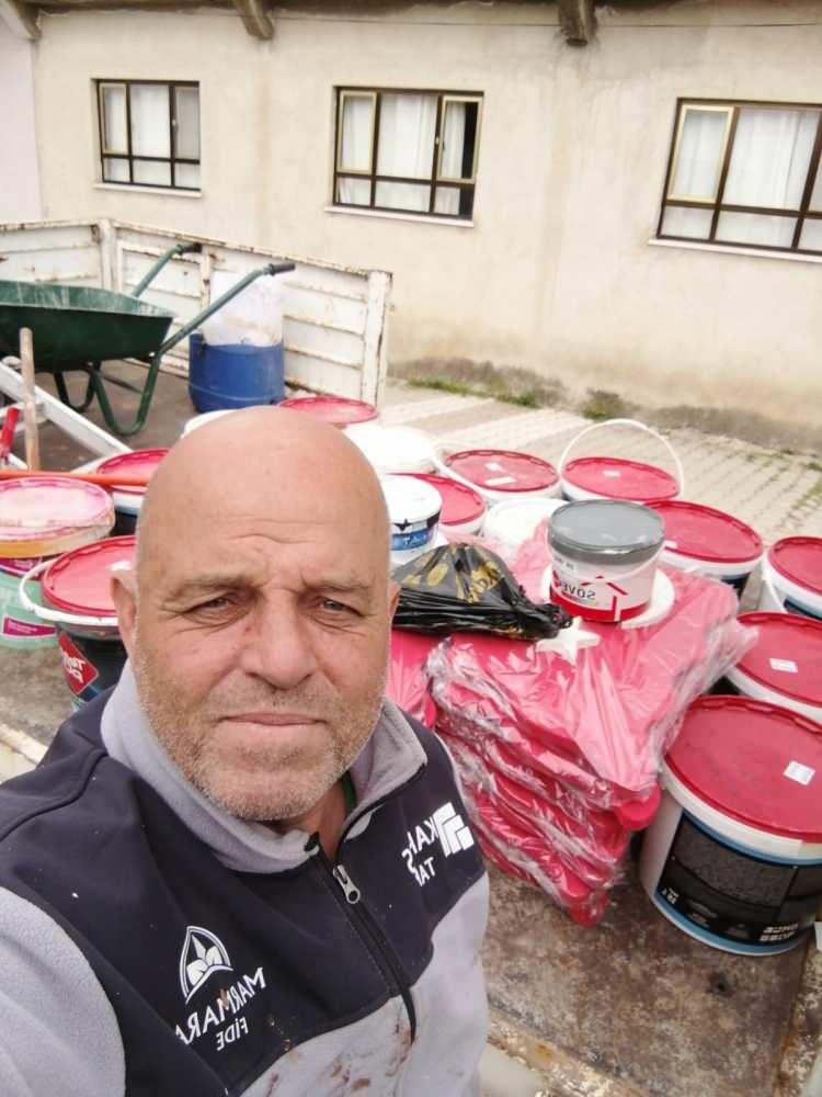 <p>İlçe merkezine 10 kilometre mesafedeki 250 haneli 420 nüfuslu mahallenin, mevcut muhtarı ile birlikte 3 adayından 1'i olan Eren, 387 seçmenin oyunu almak için boyama sözü verdiği evleri tek tek boyamaya başladı.</p>