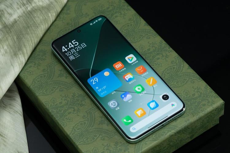 <p><span style="color:#B22222"><strong>CRYSTALRES AMOLED EKRANDA CANLI RENKLER VE KESKİN DETAYLAR</strong></span></p>

<p> </p>

<p>Xiaomi 14’ün ekran özellikleri, göz alıcı görsellik ve teknolojik inovasyonun mükemmel bir birleşimi olarak öne çıkıyor. Bu seri, özellikle Xiaomi 14 modeliyle, kullanıcılara sürükleyici bir görüntüleme deneyimi sunuyor.</p>

<p> </p>

<p><strong>6,36 inçlik CrystalRes AMOLED ekran, 2670×1200 çözünürlüğü ve 460 ppi piksel yoğunluğu ile her detayı canlı ve net bir şekilde sergiliyor.</strong></p>
