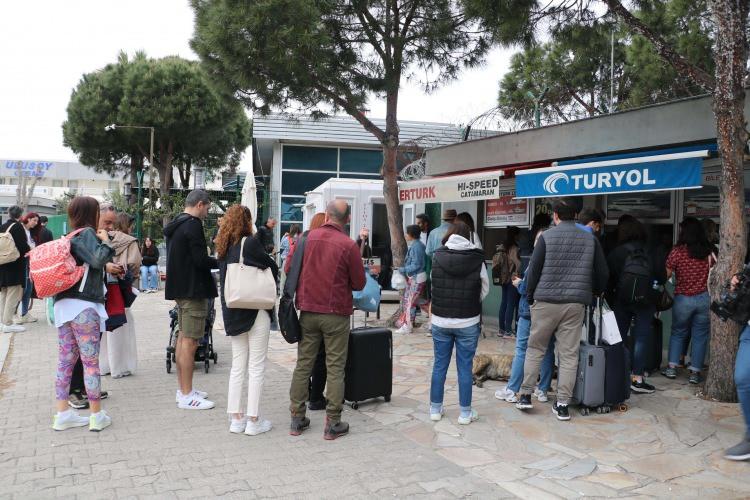 <p>Daha sonra sistemin açıkları ve aksaklıklar gideriliyor. Kurban Bayramı'nda kuvvetle muhtemel, limitsiz bir şekilde gönderebileceğimizi düşünüyoruz. Tabi bu anlamda sadece bizim değil, Yunan tarafının da üzerine düşen, yapması gereken iyileştirmeler oluyor. Bunlar da ancak talepler geldikçe, sisteme girişler oldukça anlaşılabiliyor" açıklamalarında bulundu.</p>
