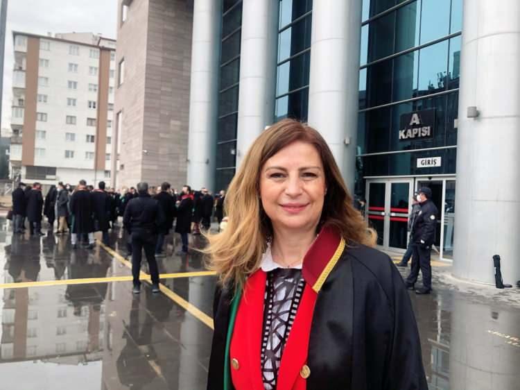 <p><strong>AYŞE ÜNLÜCE KİMDİR?</strong></p>

<p>1970 yılında Eskişehir'de dünyaya gelen Ayşe Ünlüce, Dokuz Eylül Üniversitesi Hukuk Fakültesi'nden mezun oldu.</p>
