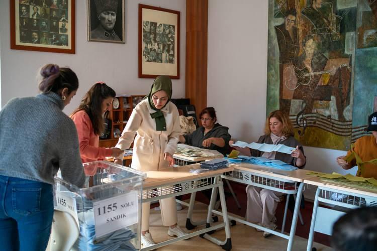 <p>Seçilen Belediye Başkanlarını tebrik ediyorum. Yerel seçimlerin geride kalmasıyla, 4 yıllık seçimsiz bir dönem ülkemiz için önemli bir fırsattır.</p>

<p> </p>
