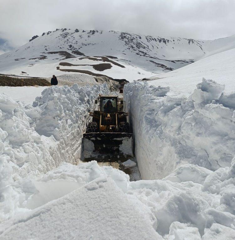 <p>Karayolları 18. Bölge Müdürlüğü karla mücadele ekipleri, aralık ayında etkili olan olumsuz hava koşulları nedeniyle kapanan Selim-Göle kara yolunda çalışma başlattı.</p>

<p> </p>
