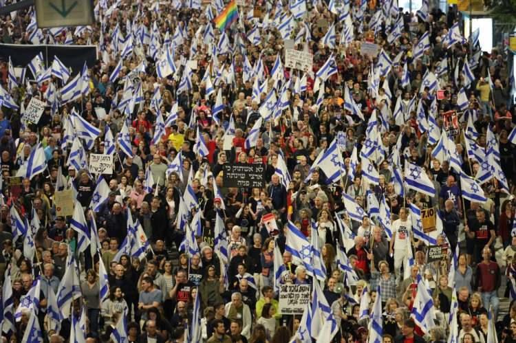 <p>İsrail’in dört bir yanında hükümet aleyhinde protestolar devam ediyor. Başkent Tel Aviv’de bir araya gelen yaklaşık 100 bin kişi İsrail Başbakanı Binyamin Netanyahu ve hükümetinin Gazze Şeridi’ndeki politikasını protesto etti.</p>
