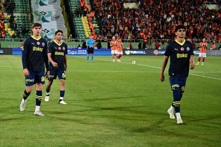 <p>Golden sonra sarı-lacivertli futbolcular sahadan çekildi. Maçın hakemi Volkan Bayarslan bir süre sahada Fenerbahçeli futbolcuları bekledi. Bayarslan da daha sonra maçı tatil etti ve soyunma odasına gitti. Galatasaraylı futbolcular, sarı-lacivertli futbolcuları sahadan ayrılırken alkışladı.</p>
