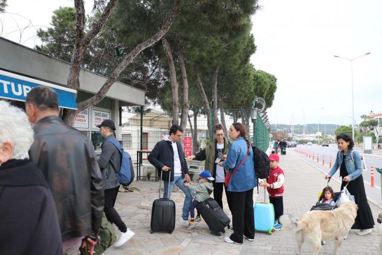 <p>İzmir'de yaşayan ve Sakız Adası'na yolculuk yapacak olan Sinem Uyar, "Bu uygulama tatilciler için çok güzel bir şey oldu. Benim Schengen vizem var ve sürekli alıyoruz ama Schengen vizesi almakta zorluk çekenlere kapıda vizeyle daha kolaylıkla Yunan adalarını görmeyi sağlayacak. Atamızın evini ziyaret etmek için Sakız üzerinden Selanik'e geçeceğiz. O yüzden Selanik'e ilk gidişim. Selanik'i görmek için gerçekten heyecanlıyım. Atatürk'ün de doğduğu evi, büyüdüğü evi görmüş olacağım" dedi.</p>
