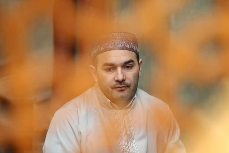 <p><strong>GÜRCİSTAN / 1</strong></p>
<p>Gürcistan'ın başkenti Tiflis'teki Cuma Camisi'nde Kadir Gecesi dolayısıyla program düzenlendi. Tiflis'teki Müslümanlar, Kadir Gecesi dolayısıyla Tiflis Cuma Camisi'ne akın etti. Cami İmamı Şirhan Çobanov'un yönettiği Kadir Gecesi programına katılan Müslümanlar camiyi doldurdu. Camide saf tutan Müslümanlar, yatsı ve teravih namazının ardından dua ederek Kur'an-ı Kerim tilaveti ile Mevlid-i Şerif ve ilahileri dinledi. Programa, Gürcistan'da yaşayan Türkler çocuklarıyla beraber katıldı.</p>
<p> </p>