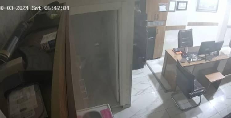 <p>Döviz bürosunun ortağı Fikret Kaya, "Buradan giriyorlar, kaç kişi olduklarını bilmiyoruz. Oksijen kaynakları, alçı kullanmışlar. Buradan apartman boşluğuna girmek için burayı deliyorlar. Buradan kasaba ulaşıyorlar" dedi.</p>
<p> </p>
<p> </p>