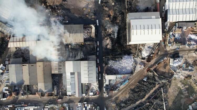 <p><strong>Ankara</strong>'nın Yenimahalle ilçesindeki sanayi bölgesinde başlayan <strong>yangın</strong>ın bıraktığı hasar gün ağırınca ortaya çıktı.</p>
