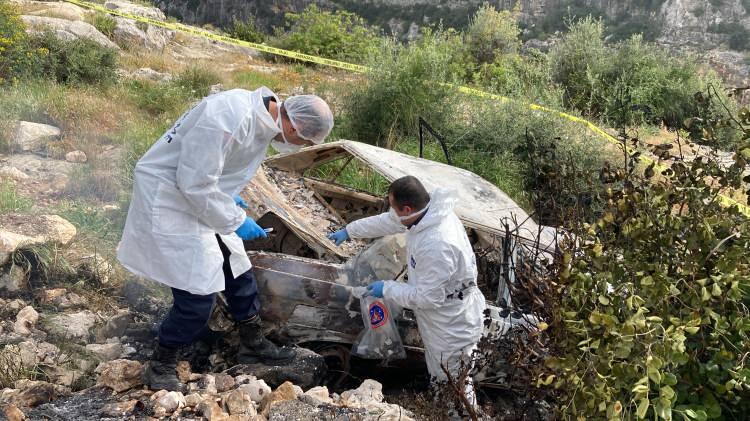 <p>Araçta bulunan cesedin, baba Neşet Kaya'ya ait olduğu tahmin edilirken, jandarma ekipleri olayla ilgili çalışma başlattı.</p>
