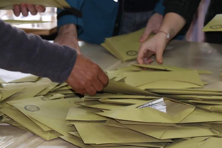 <p>Edirne’de 31 Mart’ta yapılan seçimlerde Umurbey mahallesinde bir sandıkta muhtarlık için atılan oylar iddiaya göre temizlik görevlisi tarafından yanlışlıkla çöpe atıldı. </p>
