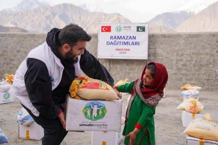 <p><strong>Takipçileri Özçelik için, "Allah sizden ve buna vesile kılan herkesten razı olsun", "Çok güzel faliyetler", "Rabbim derneğinizi daim etsin" mesajlarında bulundular.</strong></p>