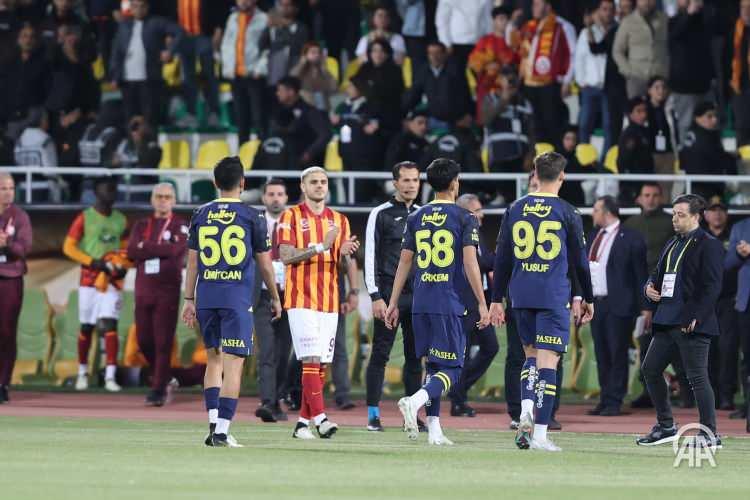 <p>ŞANLIURFA'DA NE YAŞANDI?<br />
<br />
Turkcell Süper Kupa'da Galatasaray ile Fenerbahçe, Şanlıurfa'da karşılaştı. Sarı-kırmızılıların 1. dakikada 1-0 öne geçtiği müsabakada sarı-lacivertliler 3. dakikada sahadan çekildi ve maç tatil edildi.</p>
