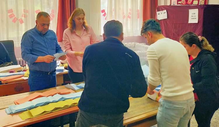 <p>31 Mart 2024 Pazar günü gerçekleşen yerel seçimlerde Edirne'de akıllara durgunluk veren olay yaşandı. Edirne'nin Umurbey Mahallesi’nde oy kullanacak vatandaşlar için Selimiye Mesleki ve Teknik Anadolu Lisesi’nde 6 sandık kuruldu. Saat 17.00 itibarıyla oy kullanmanın sona ermesiyle birlikte sandıklar açılarak oy sayımına başlandı.</p>

<div> </div>

<p> </p>
