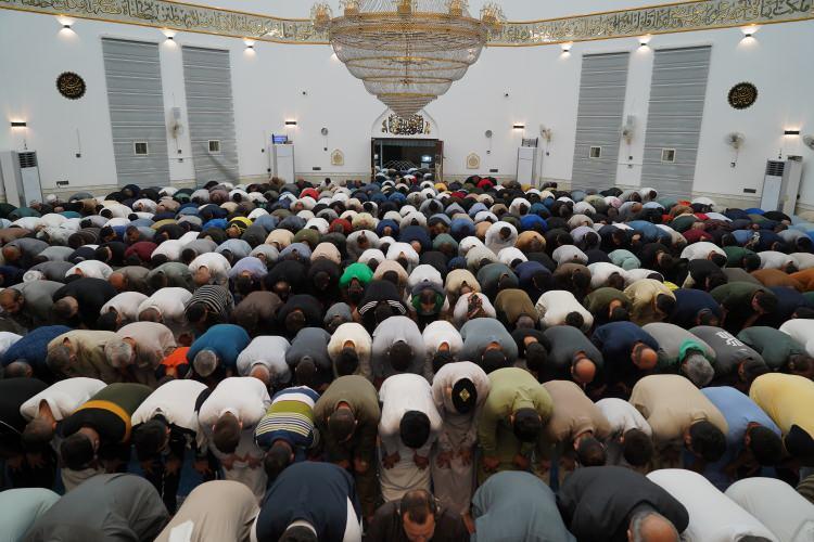 <p><strong>MUSUL / 1</strong></p>

<p><span data-darkreader-inline-color="" style="--darkreader-inline-color:#d8d4cf">Irak'ın Ninova il merkezi Musul kentindeki Müslümanlar, Kur'an-ı Kerim'in indirilmeye başlandığı ve 'bin aydan hayırlı' olarak kabul edilen </span>Kadir<span data-darkreader-inline-color="" style="--darkreader-inline-color:#d8d4cf"> </span>Gecesi<span data-darkreader-inline-color="" style="--darkreader-inline-color:#d8d4cf">'ni idrak etmek için kentteki Mohammad Al-Amin Camisi'ne gelerek, Kur'an-ı Kerim'i okuyup ve namaz kılıp dua etti.</span></p>
