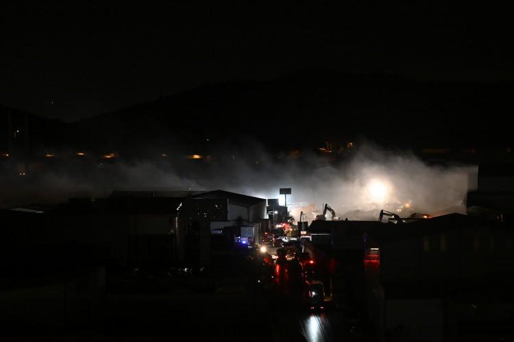 <p>Ekiplerin çalışmaları gece saatleri boyunca devam ederken; yangının bölgedeki işletmelere ve çevreye verdiği maddi zararın büyük olduğu ifade edildi. </p>
